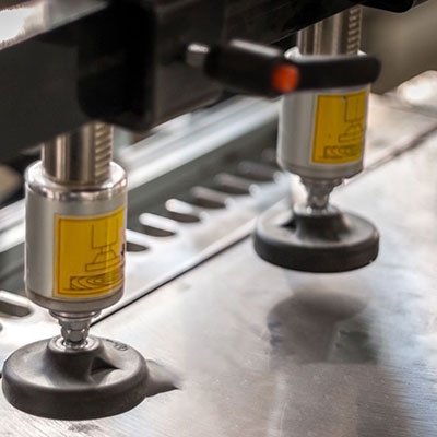 Cylindrical photoelectric sensor for workpiece positioning