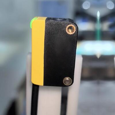 Laser photoelectric sensor for background suppression detection