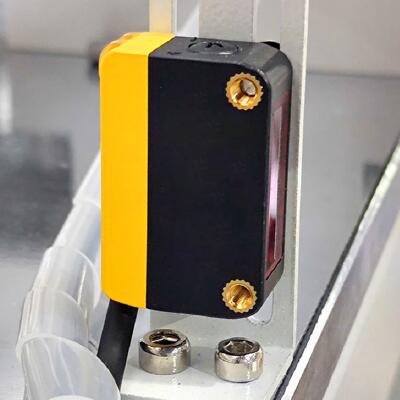 Laser photoelectric sensor for small part recognition