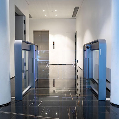 Laser retro reflective photo sensor for automatic door control