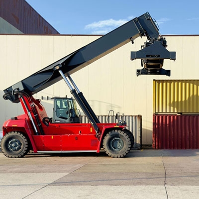 Long distance photo sensor for stacker crane