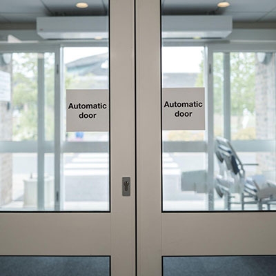 Through beam photoelectric sensor for automatic door