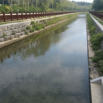 Ultrasonic water level sensor for river course reservoir